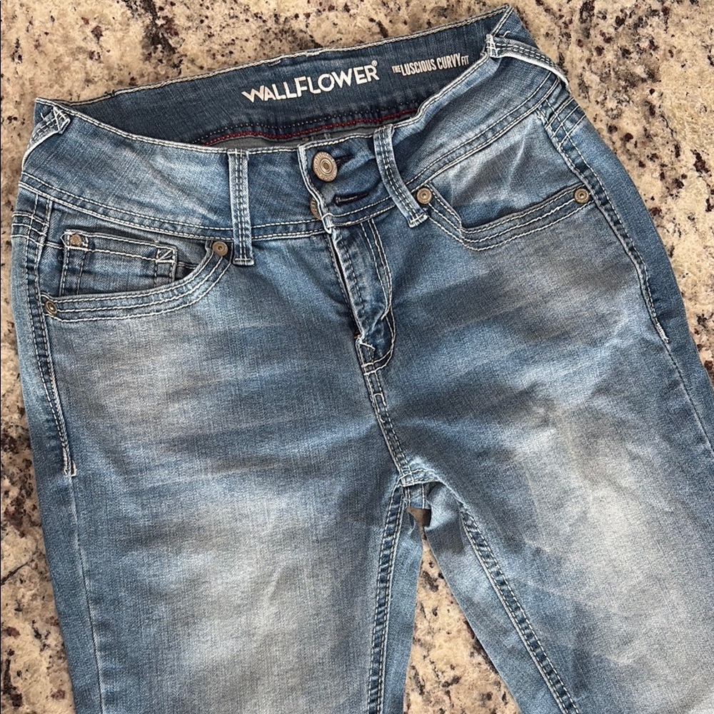 Wallflower Blue Jeggings with Vintage-Inspired Wash